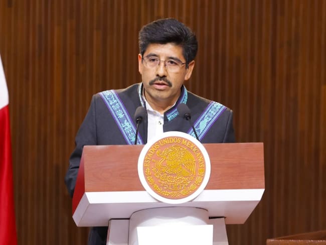 Hugo Aguilar se disculpa: el ministro admite error tras dejar que una funcionaria le limpiara los zapatos