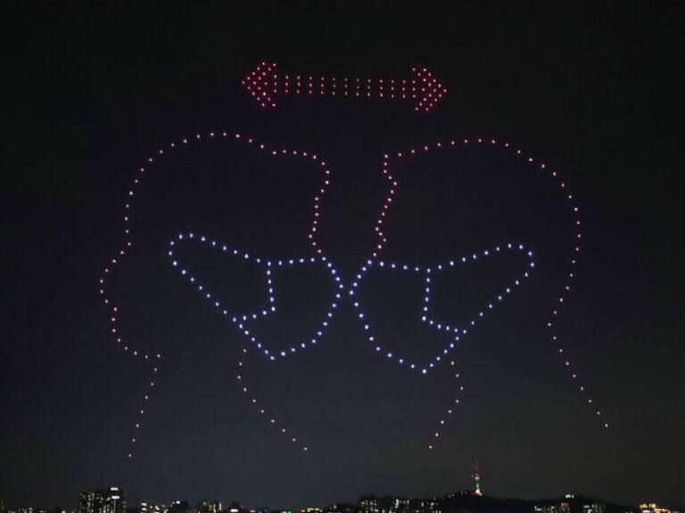 Gracias; Corea del Sur usa drones para show de luces con drones