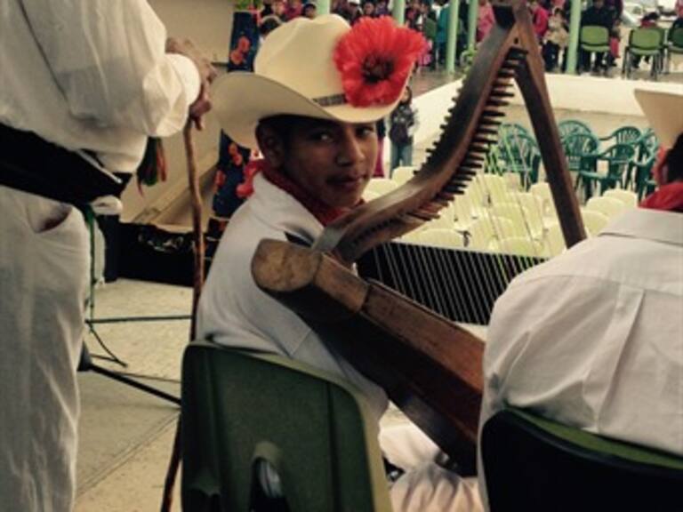 &#8203;Cantos y música en la Sierra Tarahumara; jóvenes, niñas y niños echan mano de su creatividad