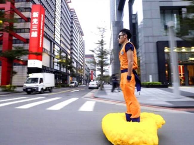 Goku pasea sobre su “nube voladora” por las calles de Taipei