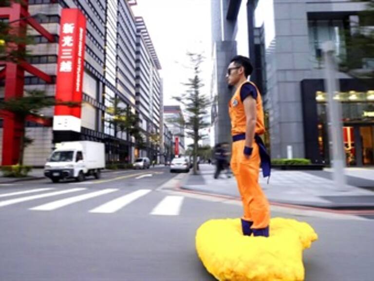 Goku pasea sobre su “nube voladora” por las calles de Taipei