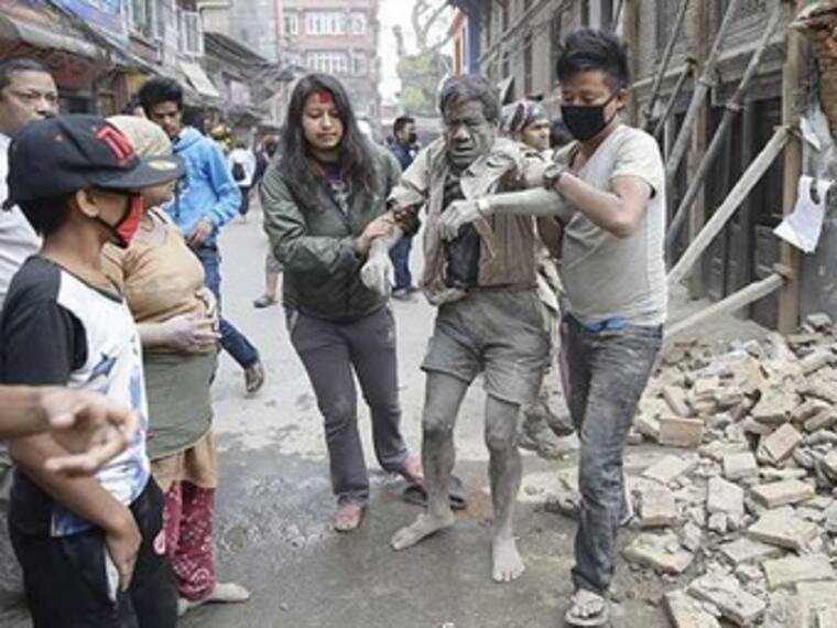 Van más de 3 mil muertos por terremoto en Nepal