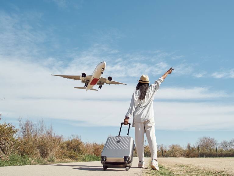 Mujeres tomando el turismo y la aviación 