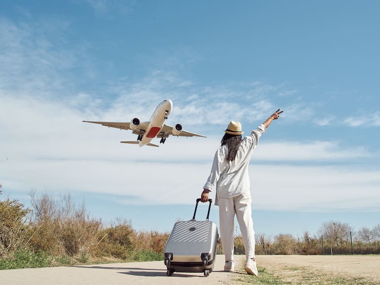 Mujeres tomando el turismo y la aviación 