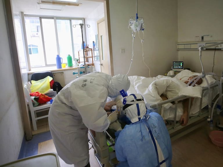 Médicos de Wuhan sobreviven de COVID-19 y notan cambio de color en su piel