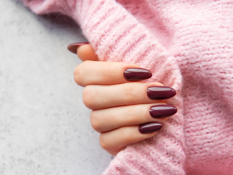 Mx - 5 colores de uñas que serán tendencia este otoño 2026.