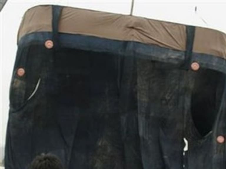 Presentan en Almoloya del Río el pantalón más grande del mundo