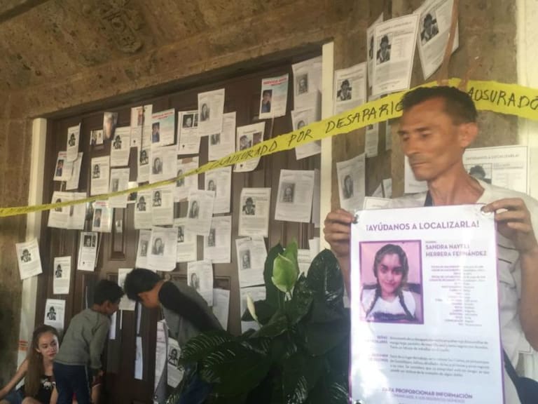 Familiares “clausuran” Casa Jalisco por la desaparición de Karla y Nayeli