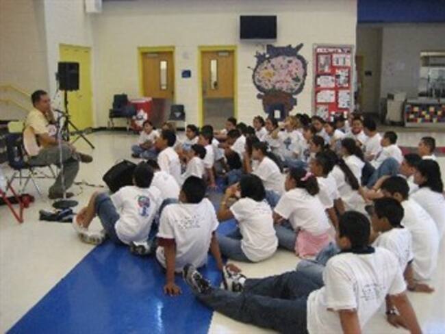 Celebran migrantes orden en EU para garantizar educación a niños