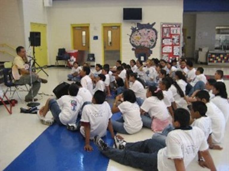 Celebran migrantes orden en EU para garantizar educación a niños