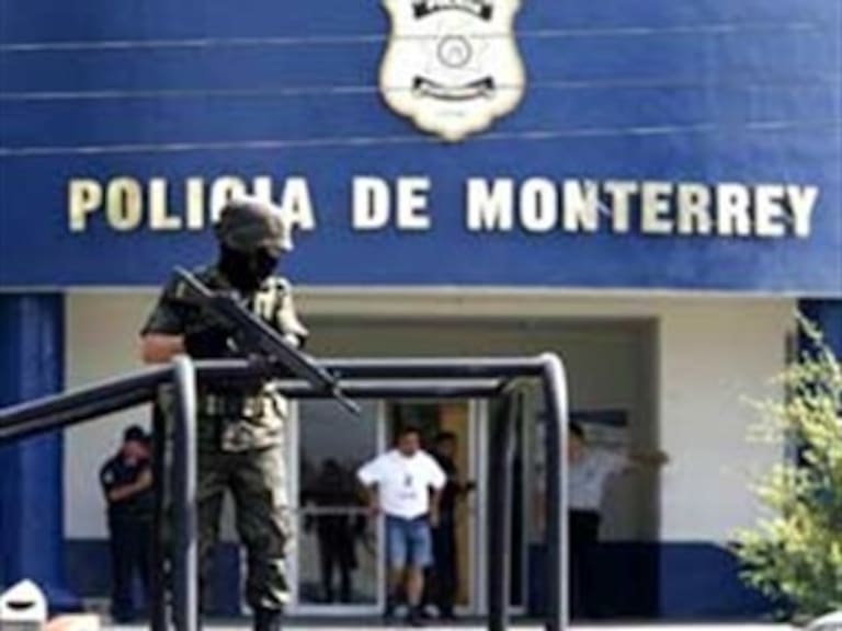 Detienen a 12 policías en Monterrey