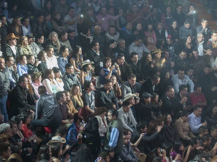 Tras anunció de que no cantaría corridos con apología al narcotráfico se desató el enojo del público. ¿Qué pasa con la conciencia social de las y los mexicanos?