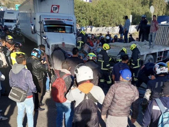 Accidente México - Querétaro: Automóvil quedó prensado entre trailers VIDEO