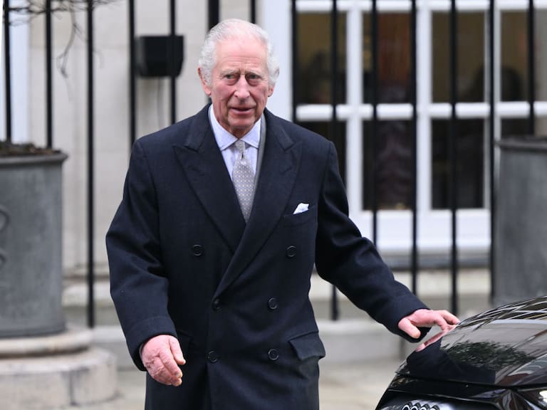 El rey Carlos III fue hospitalizado tras sufrir efectos secundarios derivados de su tratamiento contra el cáncer, informó el Palacio de Buckingham.