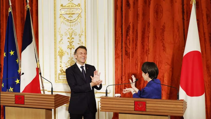 Macron sorprende con un “Kamehameha” junto a la primera ministra de Japón y se vuelve viral | VIDEO