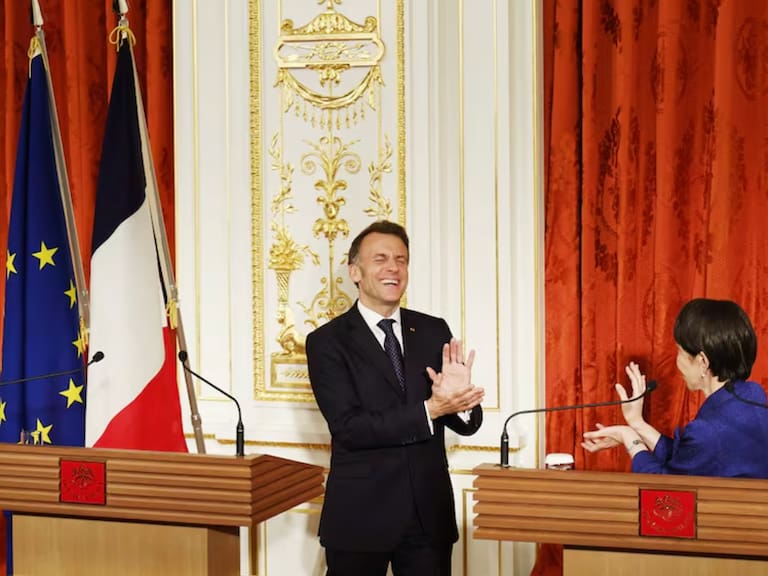 Mx - Macron sorprende con un “Kamehameha” junto a la primera ministra de Japón y se vuelve viral | VIDEO