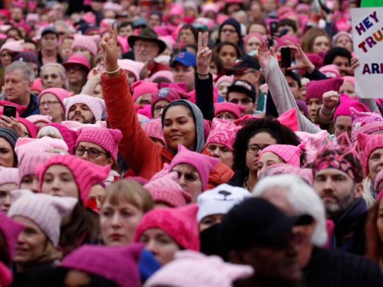 “Así Sopitas”: ¿Qué representan los gorros rosas en marchas contra Trump?