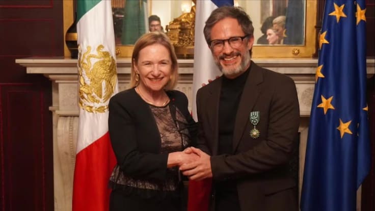 Gael García Bernal recibe la Orden de las Letras y las Artes de Francia, una de las condecoraciones culturales más importantes por su trayectoria