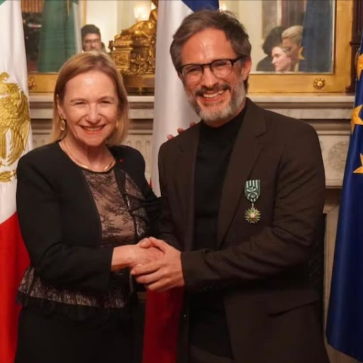 Gael García Bernal recibe la Orden de las Letras y las Artes de Francia, una de las condecoraciones culturales más importantes por su trayectoria