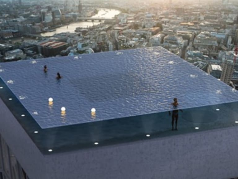 Desde lo alto de un rascacielos; piscina infinita con vistas de 360 grados