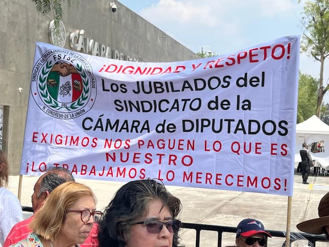 Jubilados de San Lázaro exigen restitución de prestaciones retiradas en 2025