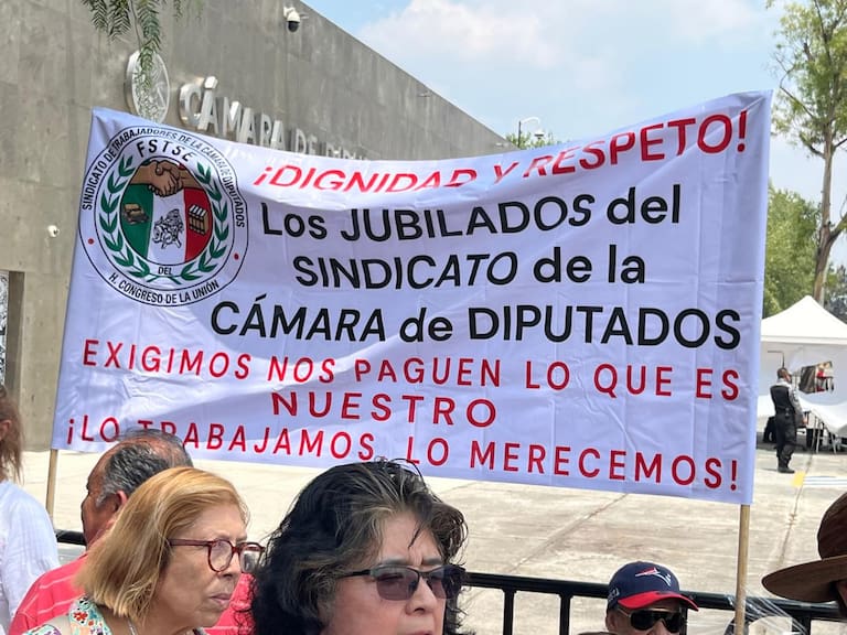 Jubilados de la Cámara de Diputados protestan frente al recinto de San Lázaro en demanda de que les restituyan sus prestaciones
