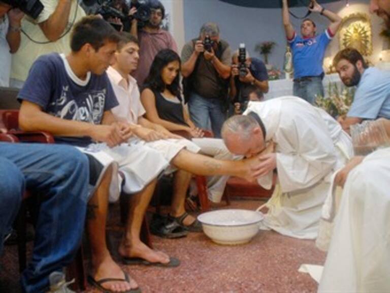Lava Papa Francisco los pies a doce discapacitados en Jueves Santo
