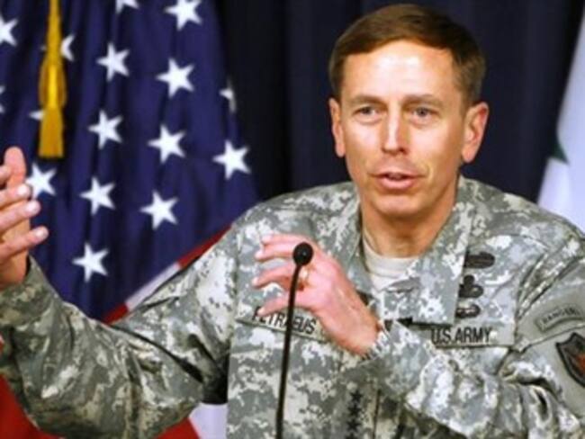 Renuncia Jefe de CIA tras relación extramarital