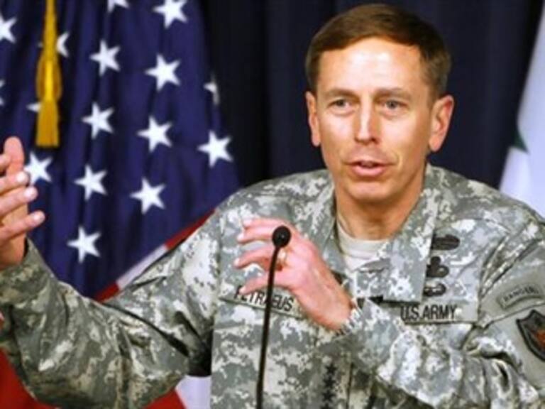 Renuncia Jefe de CIA tras relación extramarital