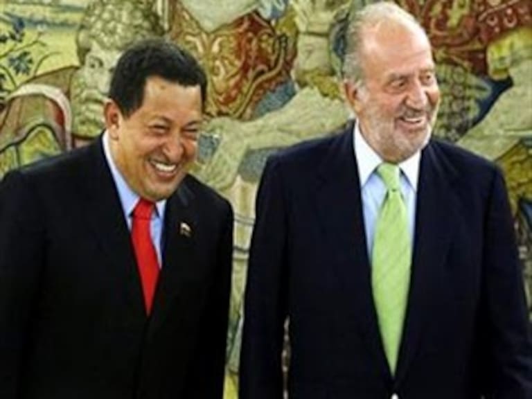 Bromea Hugo Chávez con rey Juan Carlos
