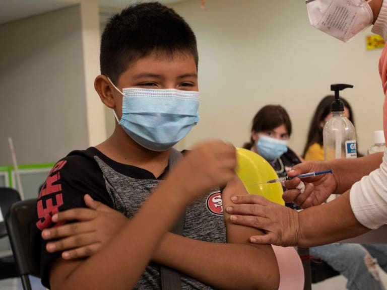 Organizaciones rechazan decisión de SSa de impugnar vacunación de menores