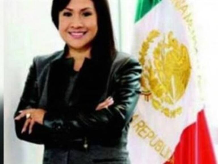 Senadora panista presume bandera con su nombre bordado y la nombran "Lady Bandera"