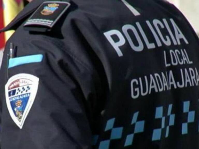 Ex policía de Guadalajara se encadena en demanda del pago de su pensión