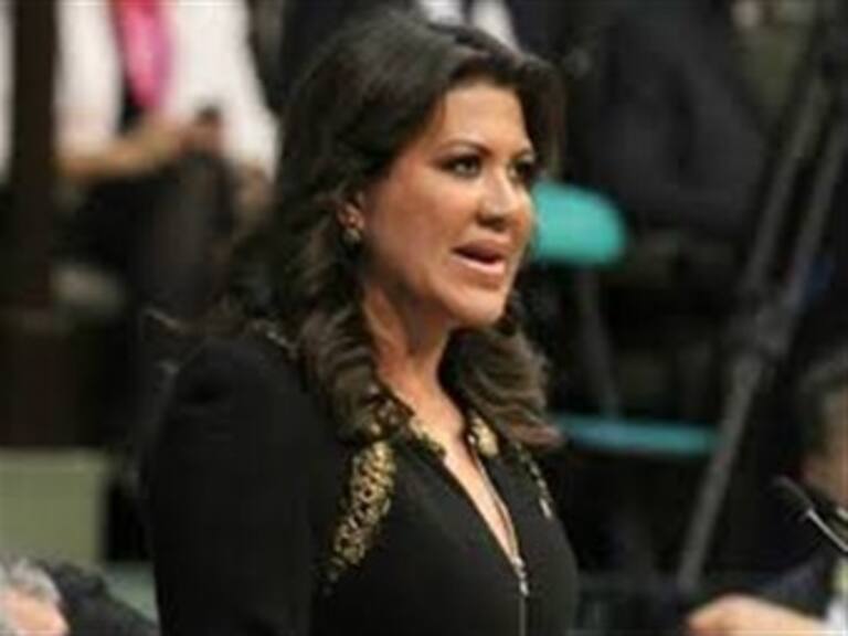 Abrazos y solidaridad a la hija de Elba Esther en el Senado