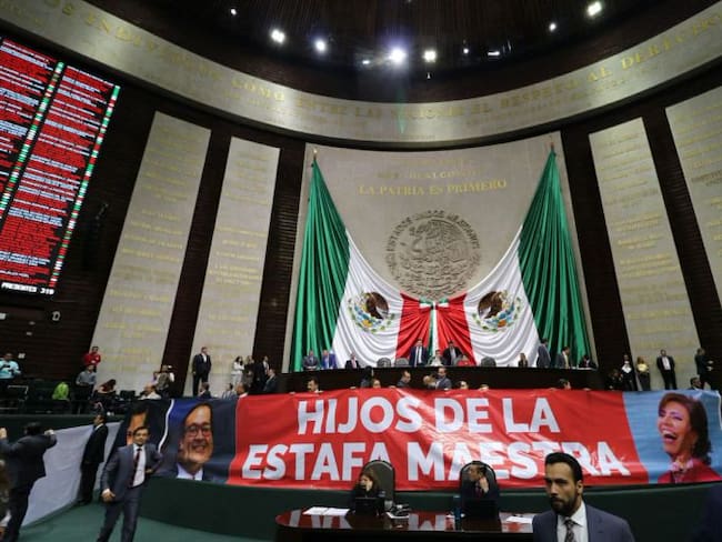 Diputados exhiben manta contra EPN