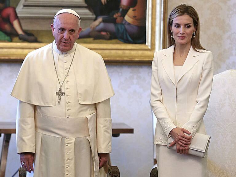 Solo seis mujeres en el mundo pueden usar blanco en ceremonias papales.