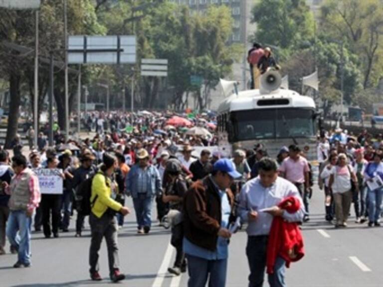 Realizan manifestacion trabajadores del CNTE bajo la lluvia