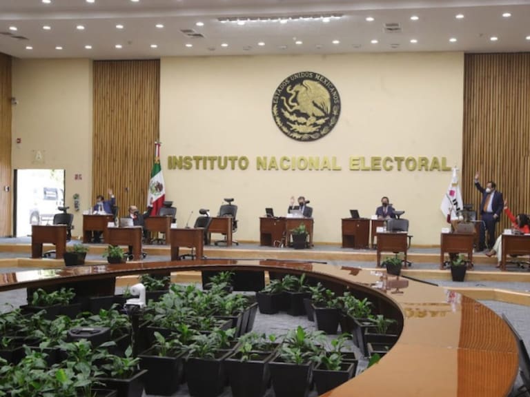 Consejeros INE rechazan denuncias penales por aplazar revocación de mandato