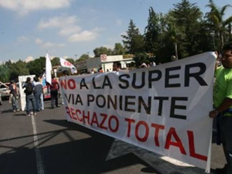 Llega manifestación contra Supervía a Hemiciclo a Juárez