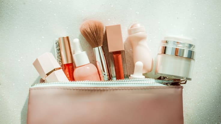 El verano 2026 se lleva en la piel: las tendencias de maquillaje y cabello que dominarán la temporada