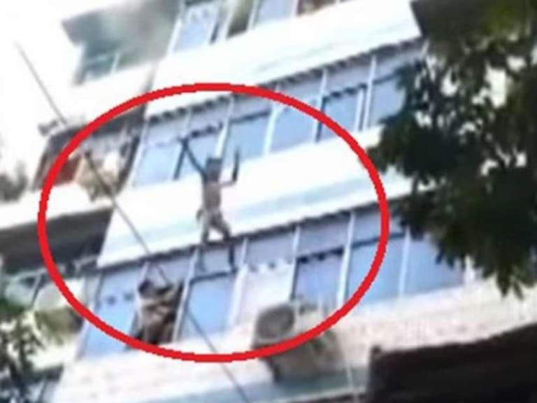 Video: Madre avienta a sus hijos de un quinto piso
