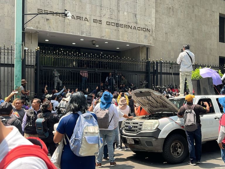 La CNTE exige una mesa de negociación, luego de denunciar agresiones durante movilizaciones en las que dos docentes resultaron lesionados.