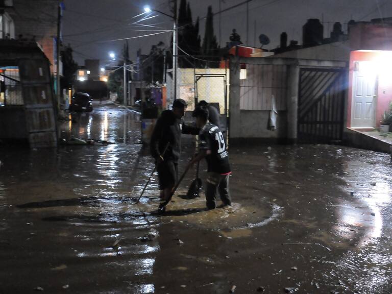 La gente se une para intentar destapar las coladeras.