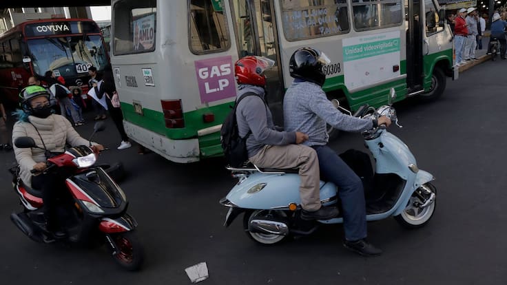 ¿Es legal filtrar en motocicleta entre autos en CDMX? Esto dice el Reglamento de Tránsito 2026
