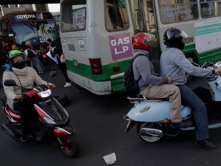 CDMX aclara cuándo motociclistas pueden avanzar entre el tránsito sin multa. Getty Images