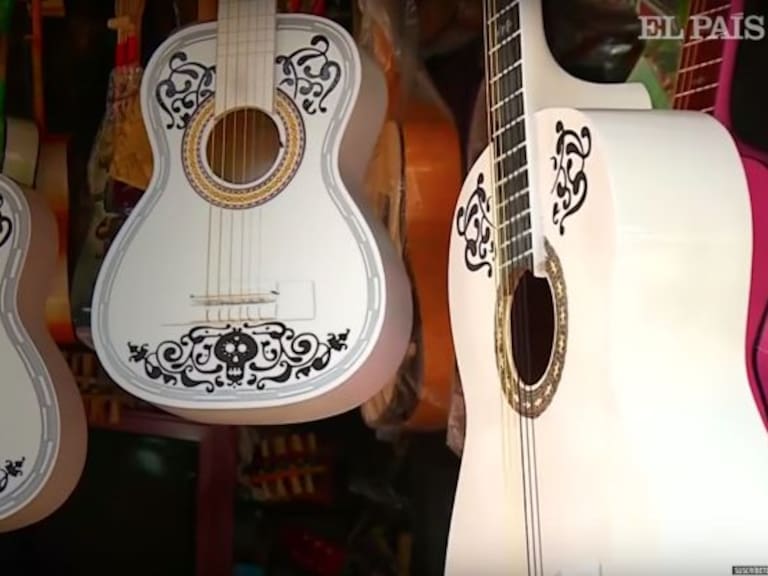 En este pueblo de Michoacán se producen las guitarras con el diseño de Coco