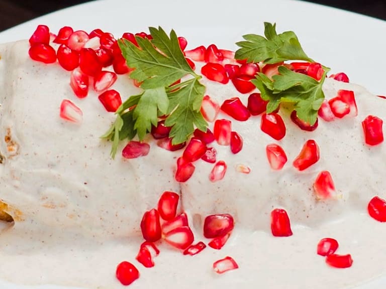 La temporada de chiles en nogada se celebra cada año entre julio y septiembre, cuando la nuez de Castilla y la granada alcanzan su mejor momento.