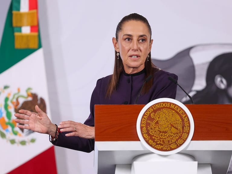 Sheinbaum aseguró que no existe riesgo tras la entrega voluntaria de dos exfuncionarios de Sinaloa señalados por autoridades de Estados Unidos.