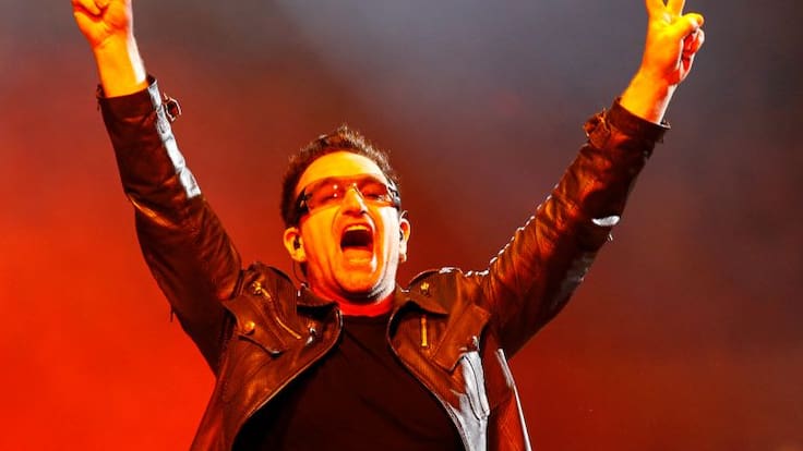 Bono se accidenta en pleno concierto