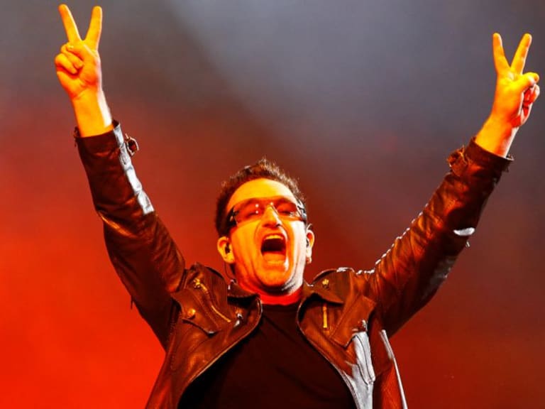 Bono se accidenta en pleno concierto